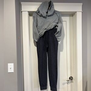 SOLD LOCALLY Lululemon jogger set size 4